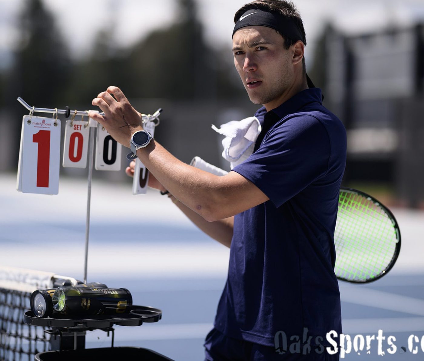 Galien Del Vecchio checking the scoreboard during an NCAA match