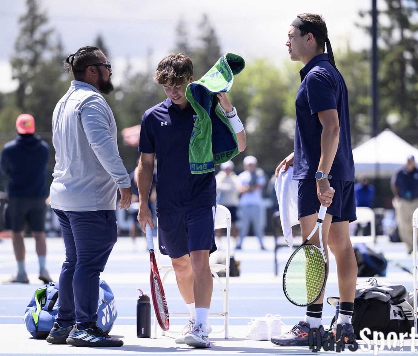 Galien Del Vecchio with teammates and coach during a changeover
